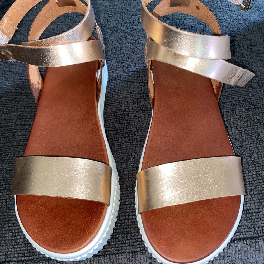 Buckle women’s platform sandals